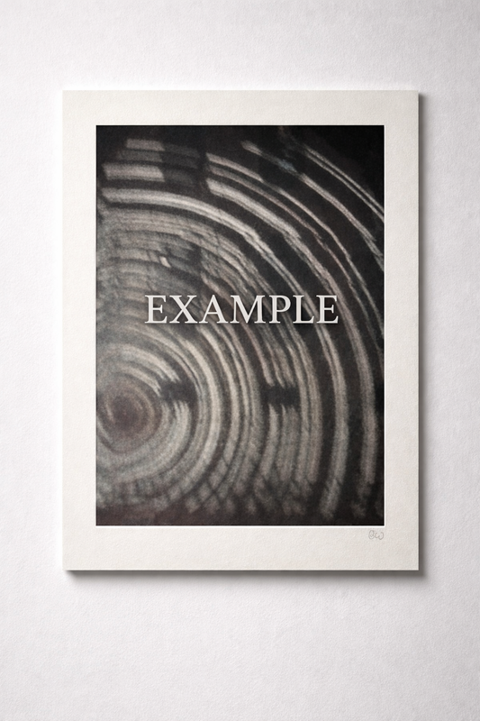 In das Innere der vielfach metallisch umfassten Leuchte blicke ich, blicken wir hier