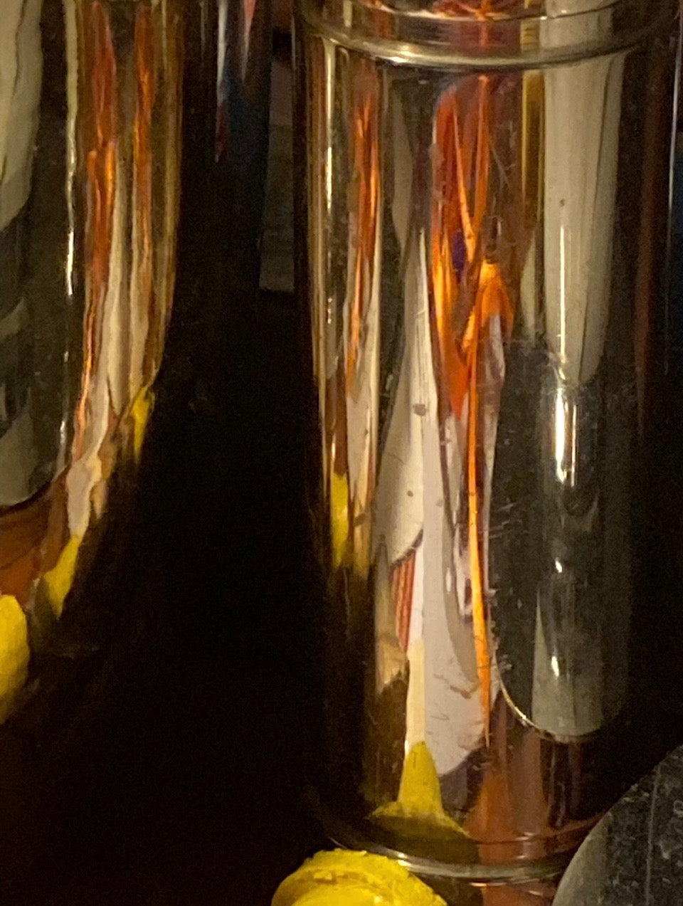 Beleuchtete Fassaden um einen dunklen Weg