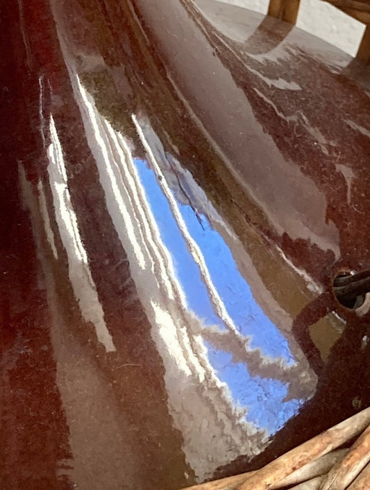 Gespiegelt in meinem Schreibtisch schaut das Blau des Himmels durch das Fenster darin heraus