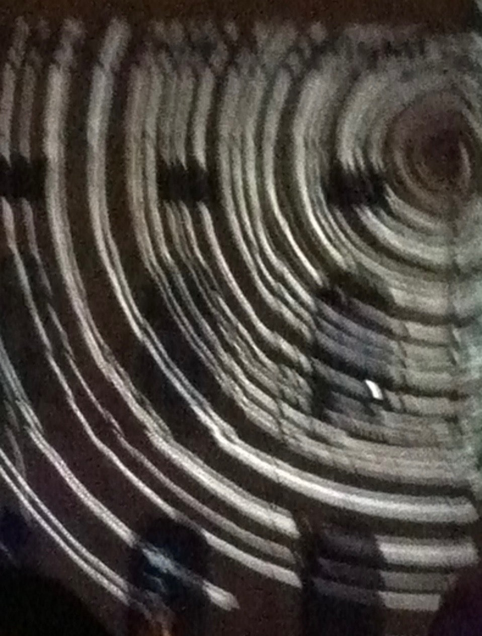 In das Innere der vielfach metallisch umfassten Leuchte blicke ich, blicken wir hier