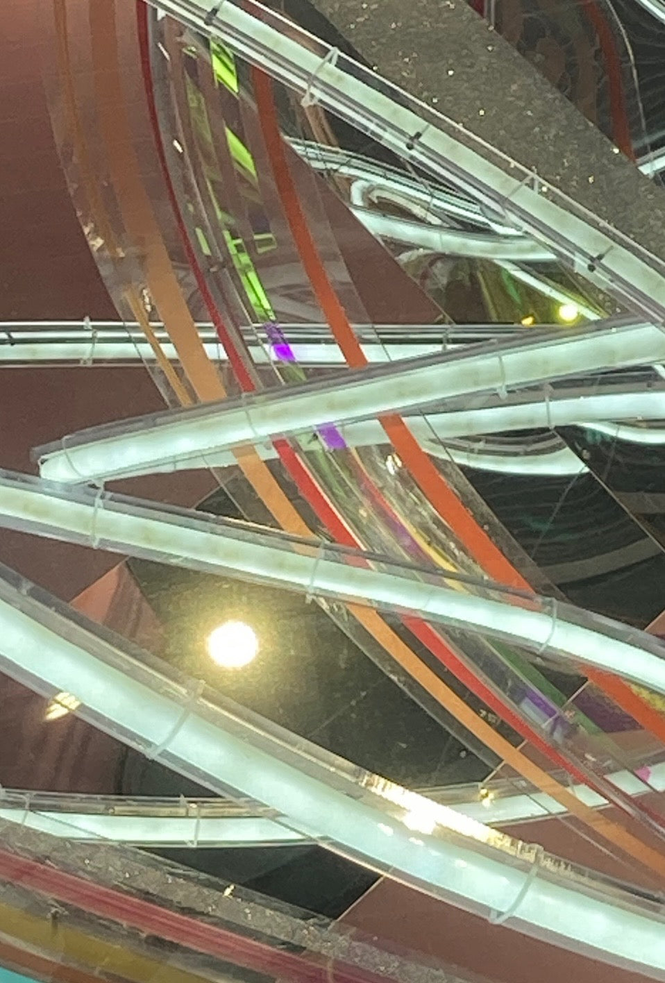 Leuchtende Bahnen durchziehen das Feld