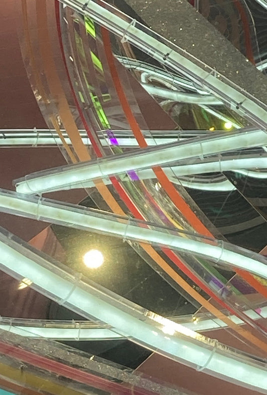 Leuchtende Bahnen durchziehen das Feld