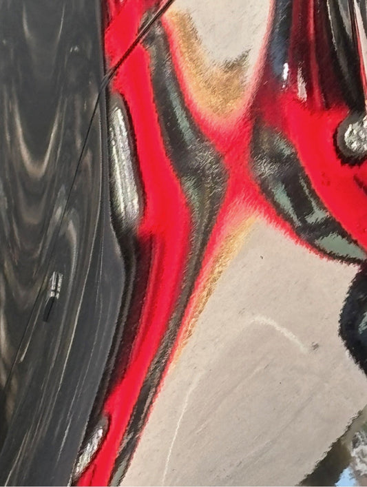 Mit abgeschnittenem Kopf schaue ich, schaut sie, aus dem Spiegel heraus.